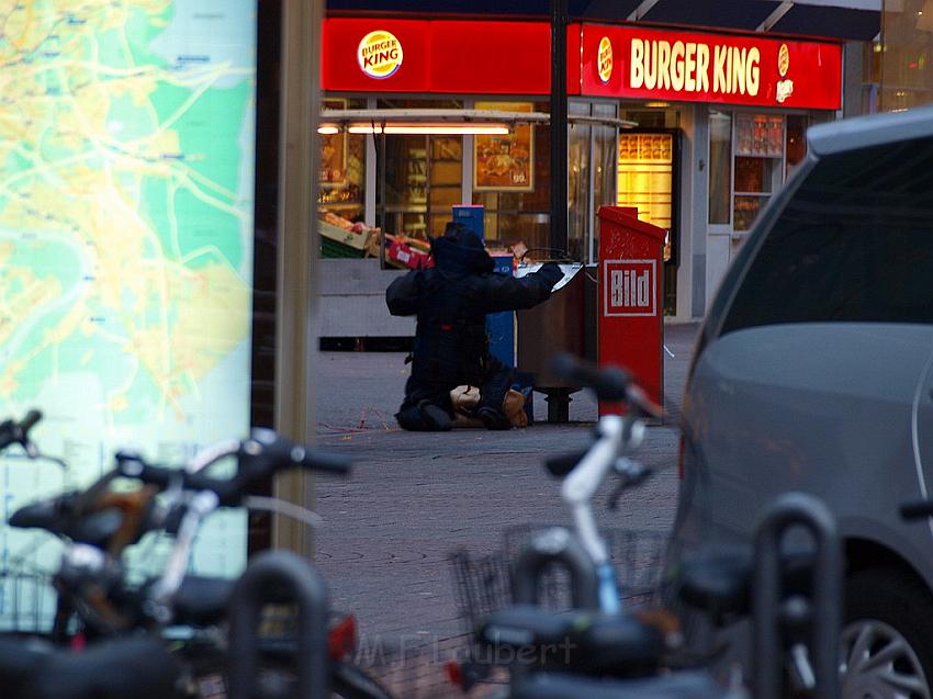 Herrenlose Einkaufstuete gesprengt Koeln Schildergasse P333.JPG